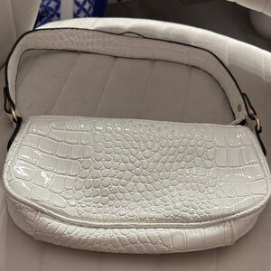 Elegant White Croc-Embossed Shoulder Bag
